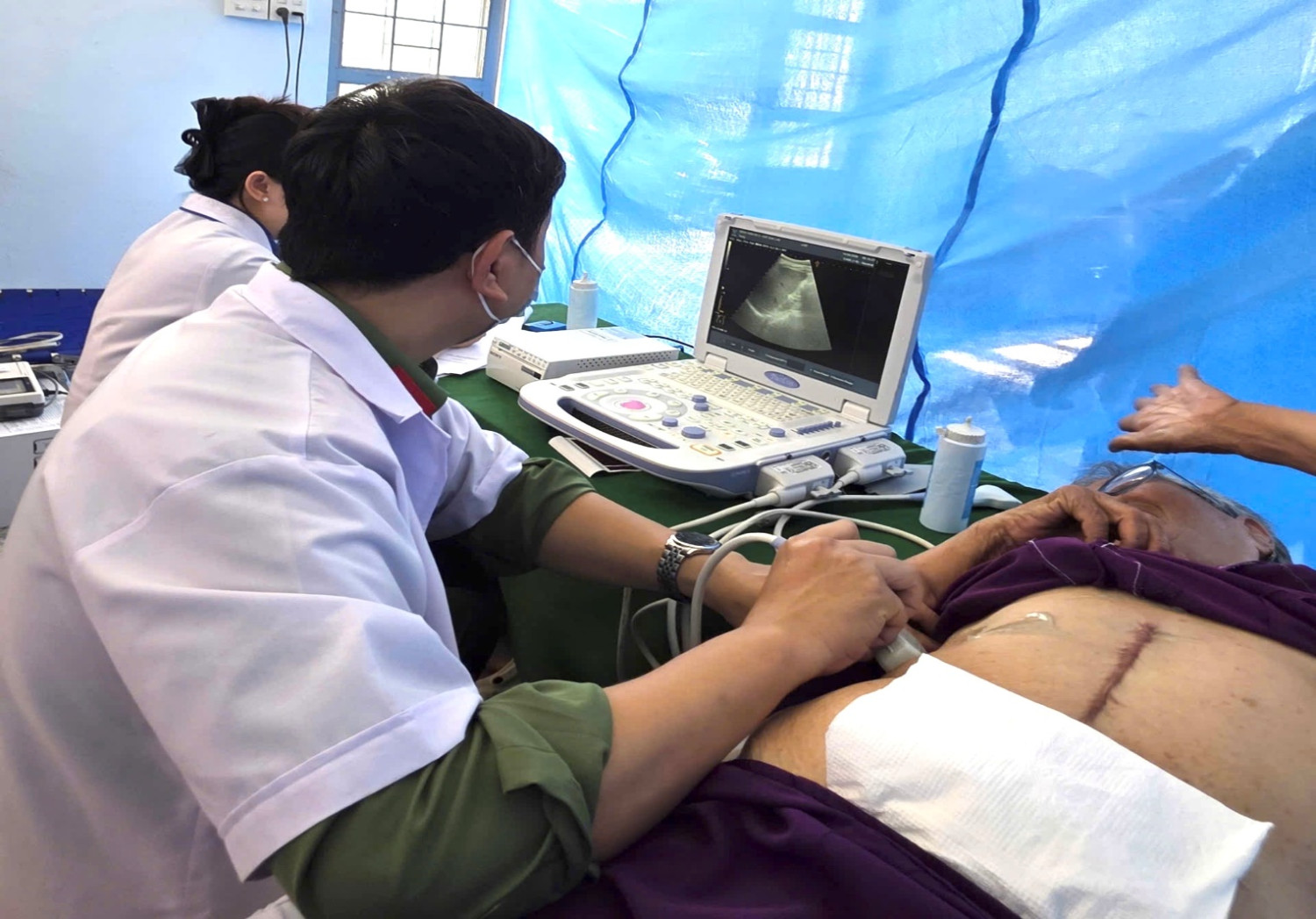 'A doctor performing an ultrasound on a patient

AI-generated content may be incorrect.'