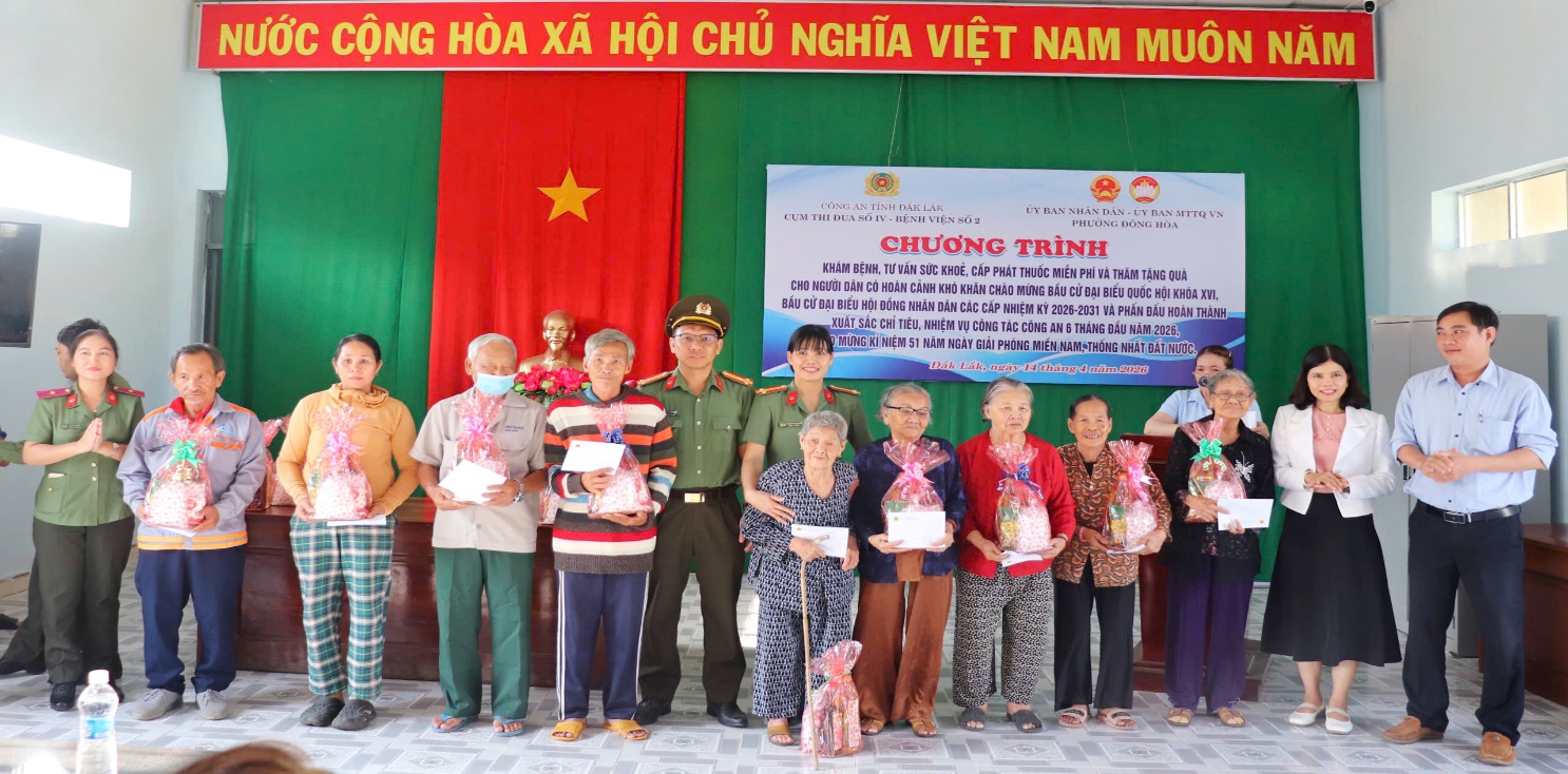 'A group of people standing in front of a banner

AI-generated content may be incorrect.'