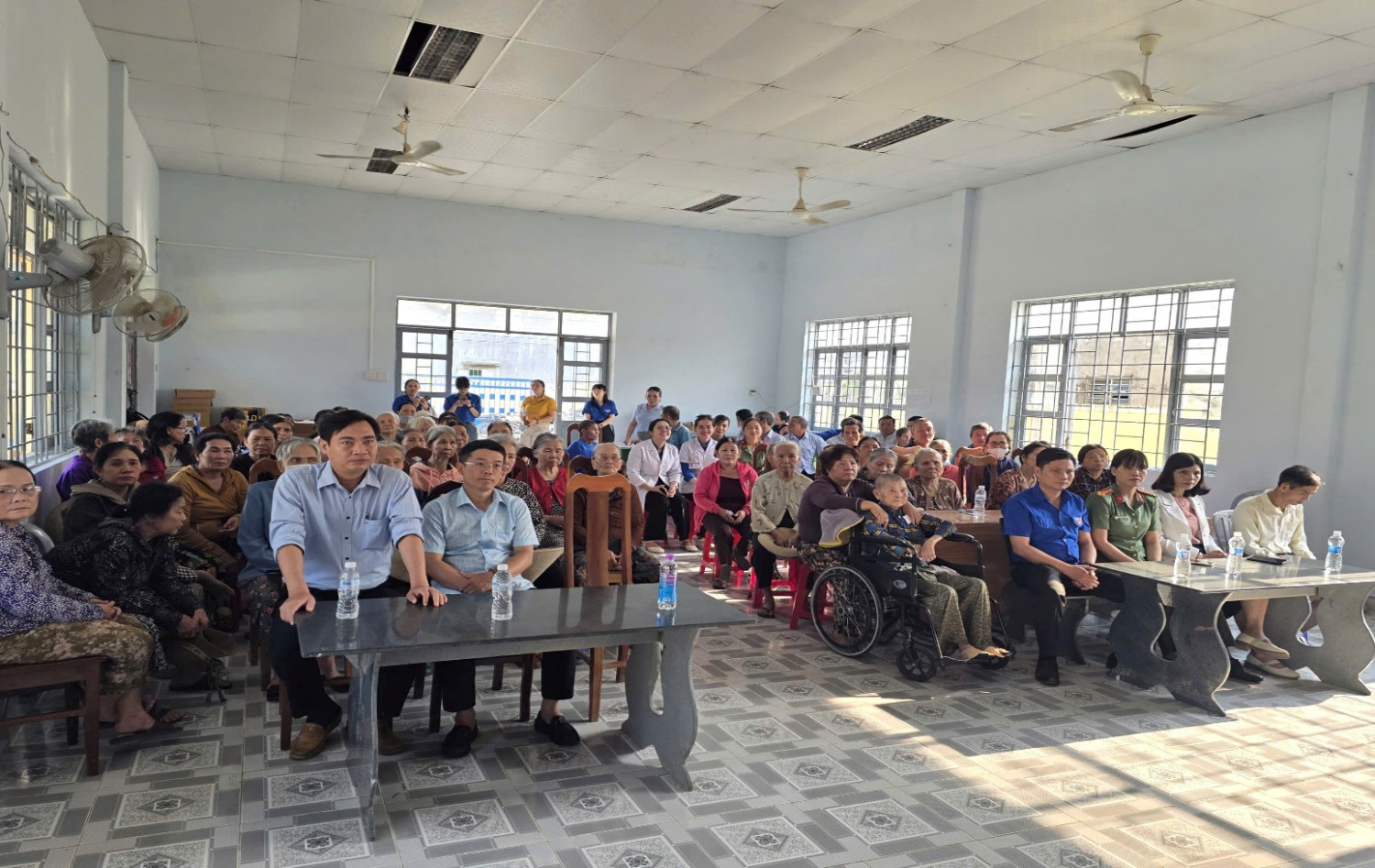 'A group of people in a room

AI-generated content may be incorrect.'