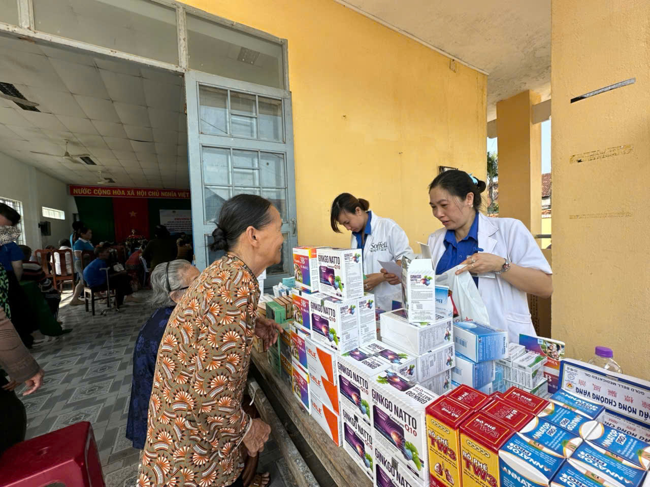 'A group of people standing outside a store

AI-generated content may be incorrect.'