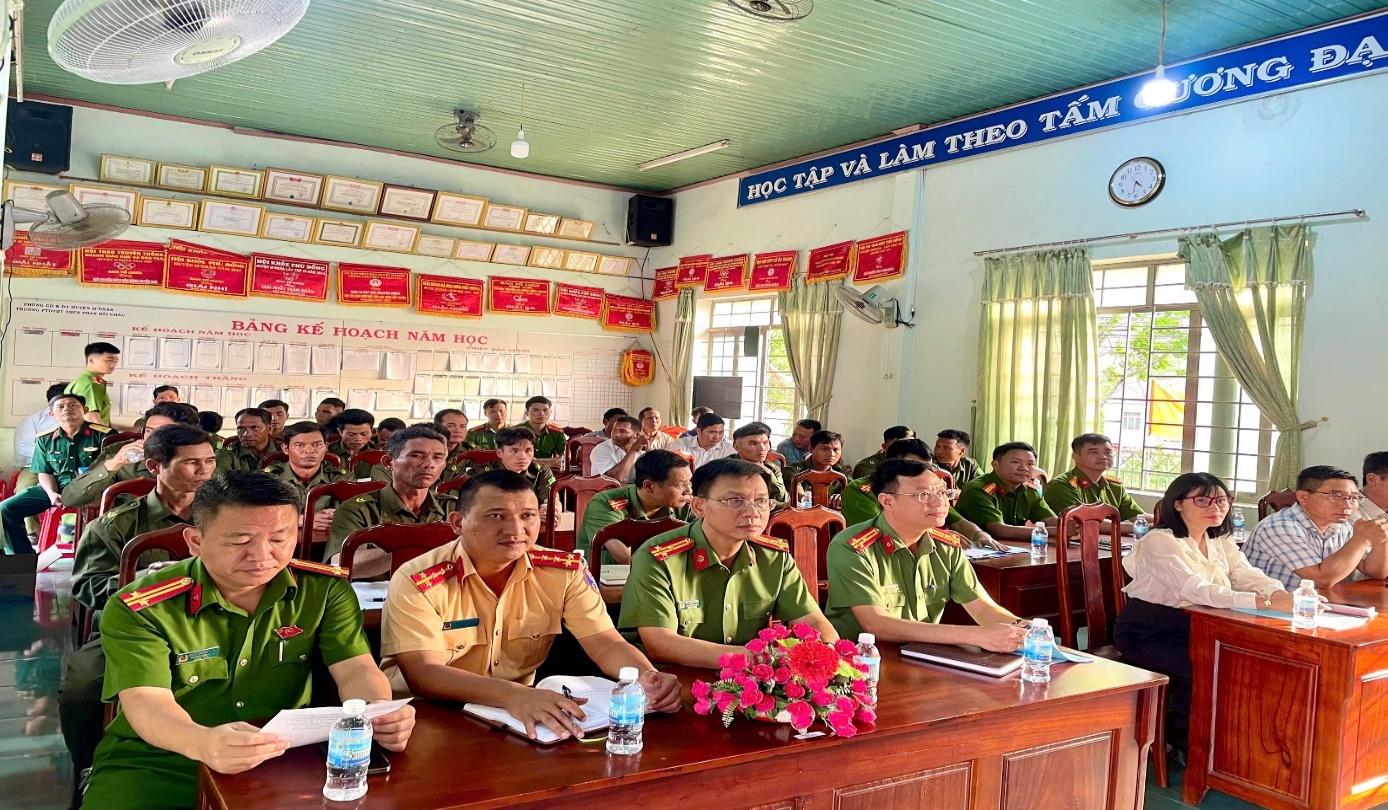 'A group of people in a room

AI-generated content may be incorrect.'