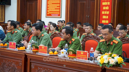 Bộ trưởng Bộ Quốc phòng Phan Văng Giang thăm và làm việc với Công an tỉnh Đắk Lắk