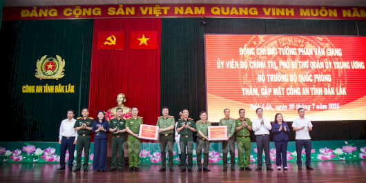 Bộ trưởng Bộ Quốc phòng Phan Văng Giang thăm và làm việc với Công an tỉnh Đắk Lắk